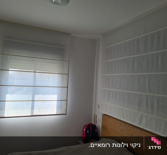 וילון בד לבן על חלון בחדר שינה
